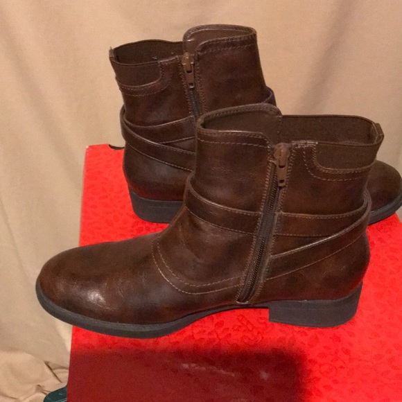 Brown ankle boots with decorative buckle - Picture 3 of 6